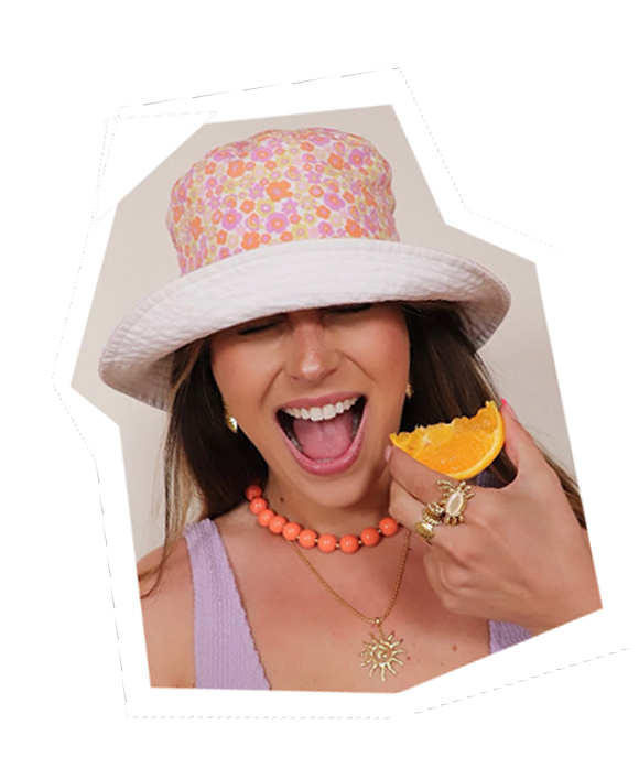 Junettes club - modèle qui porte bagues colliers et boucles d'oreilles